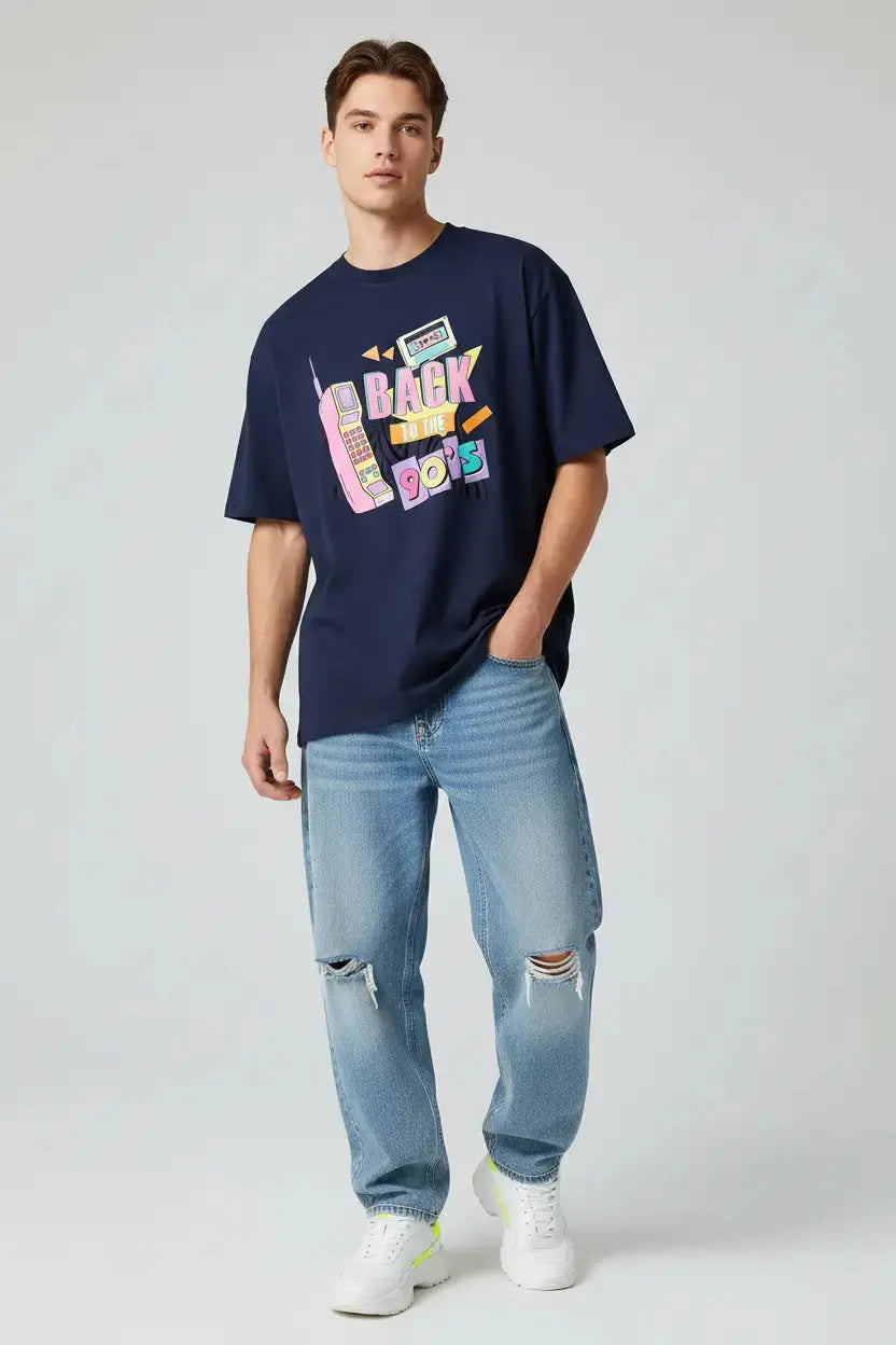 Modelo masculino camiseta azul marinho Back to the 90s