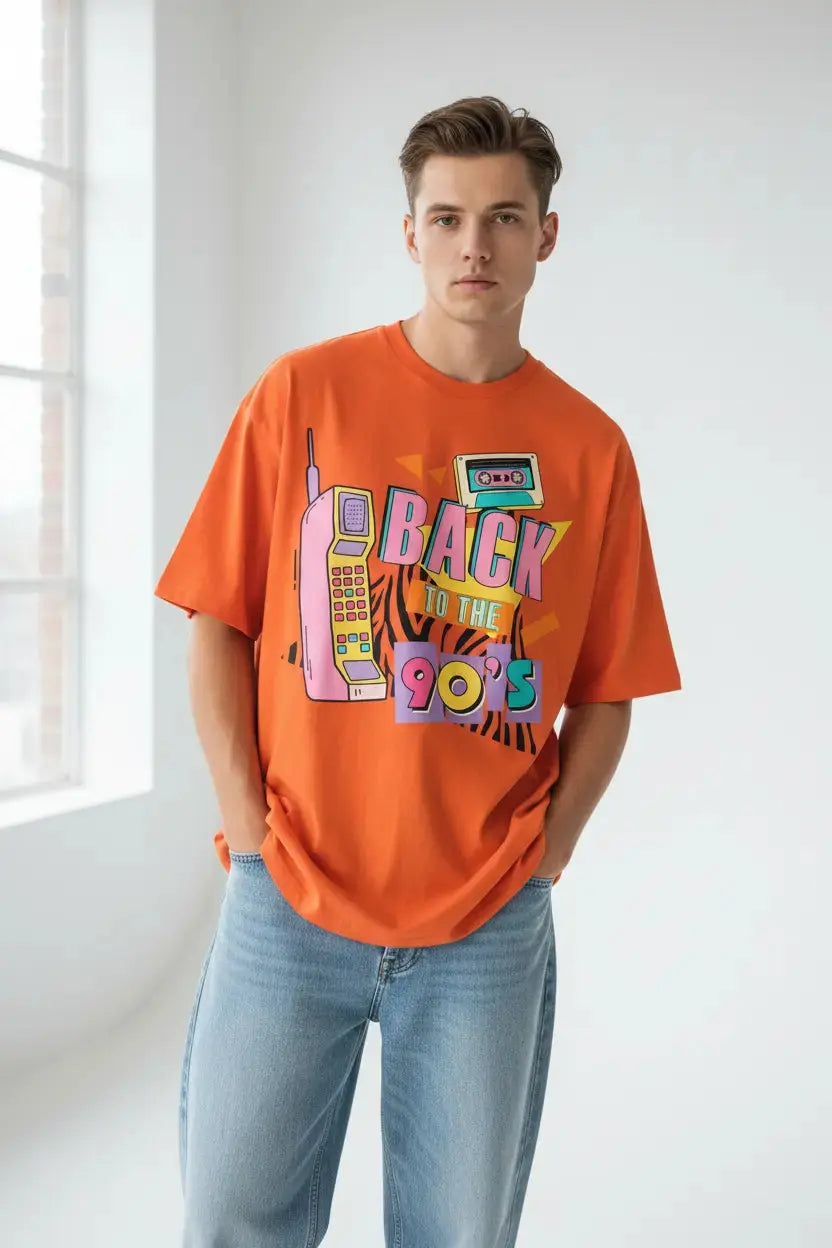 Modelo masculino camiseta laranja Back to the 90s