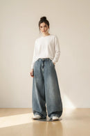 Calça balloon azul com modelo feminina
