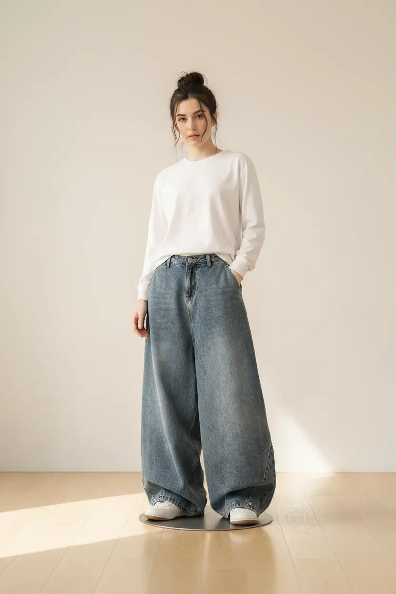 Calça balloon azul com modelo feminina
