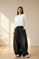 Calça balloon preta com modelo feminina