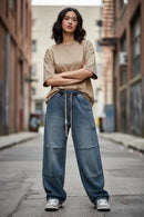 Calça cargo denim feminina na rua
