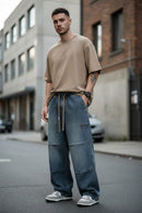 Calça cargo denim na rua
