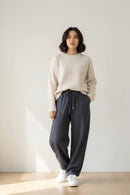 Calça cinza com modelo feminina
