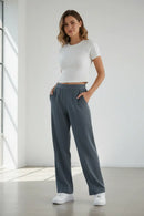 Calça cinza com modelo feminina