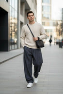 Calça cinza com modelo masculino