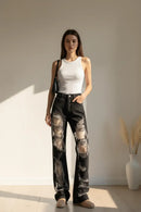 Calça com modelo em estúdio