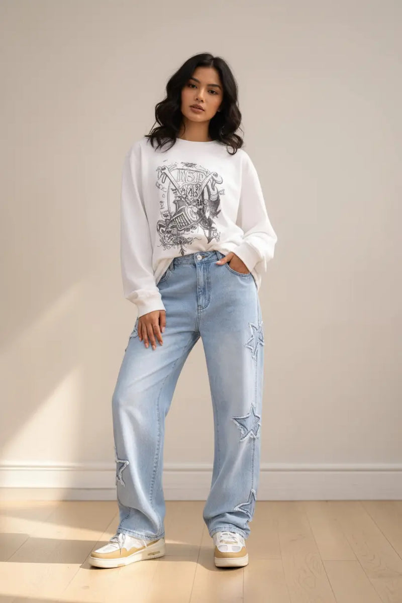 Calça estrelas azul com modelo feminina