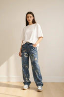 Calça floral em estúdio