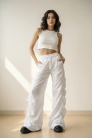 Calça parachute branca com modelo