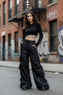 Calça parachute preta com modelo