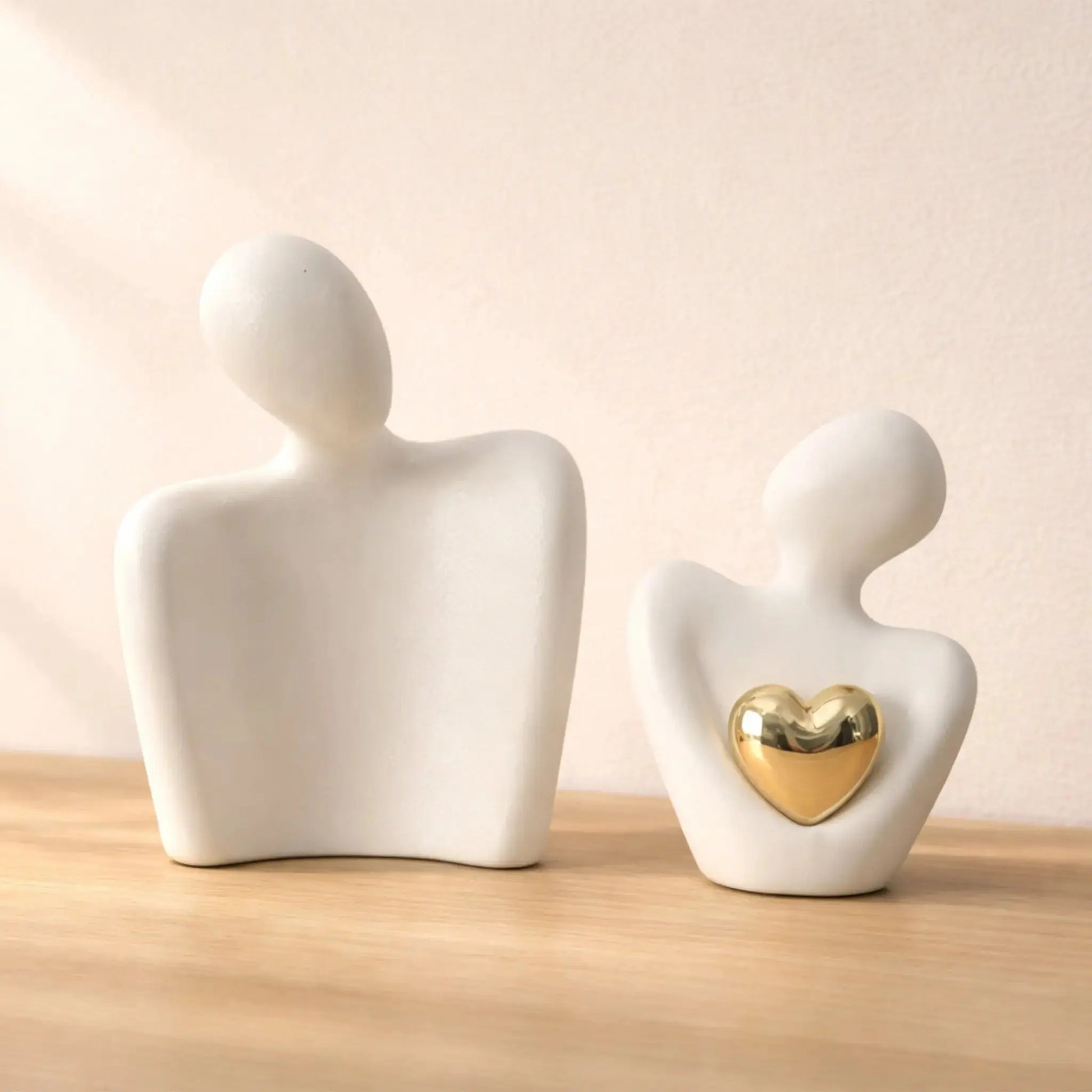 Couple Embrace Statue with Gold Heart – Romantic Love Figurine Home Decor Julieta