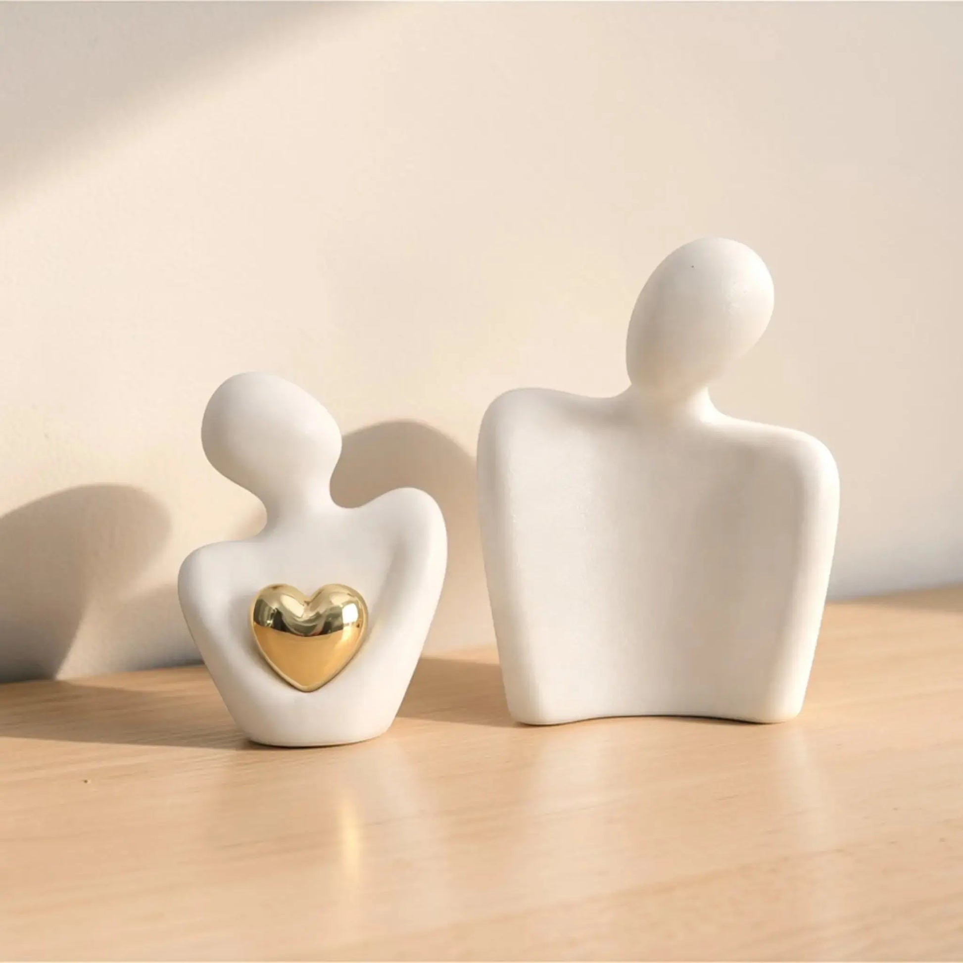 Couple Embrace Statue with Gold Heart – Romantic Love Figurine Home Decor Julieta