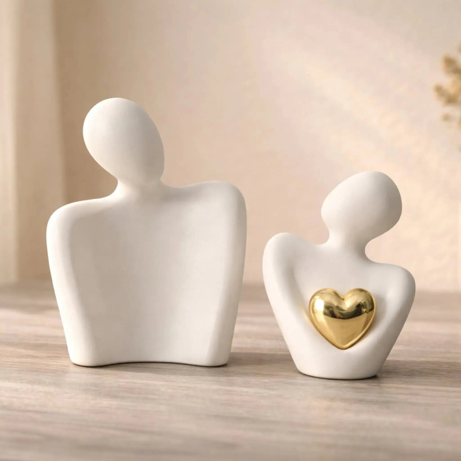 Couple Embrace Statue with Gold Heart – Romantic Love Figurine Home Decor Julieta