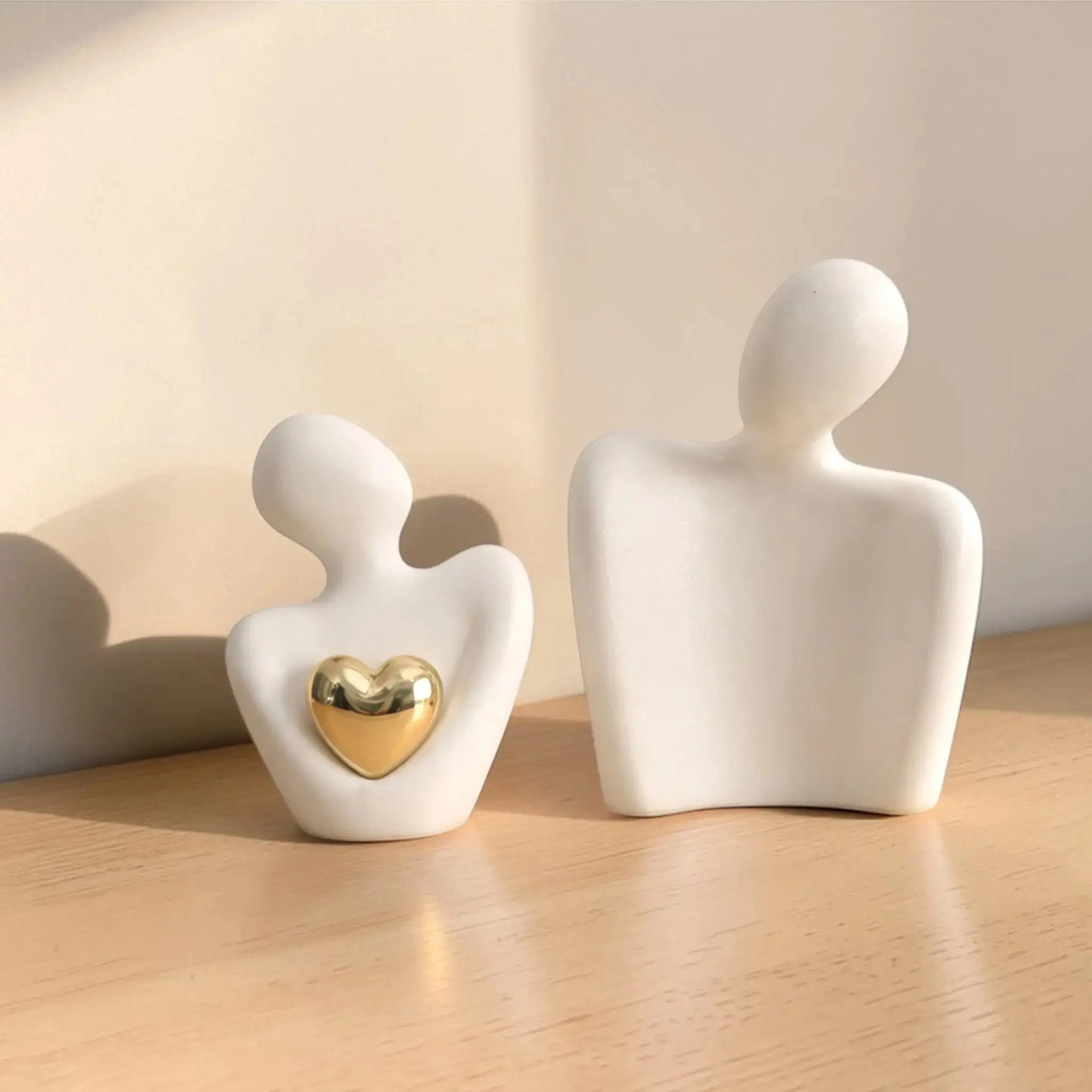 Couple Embrace Statue with Gold Heart – Romantic Love Figurine Home Decor Julieta