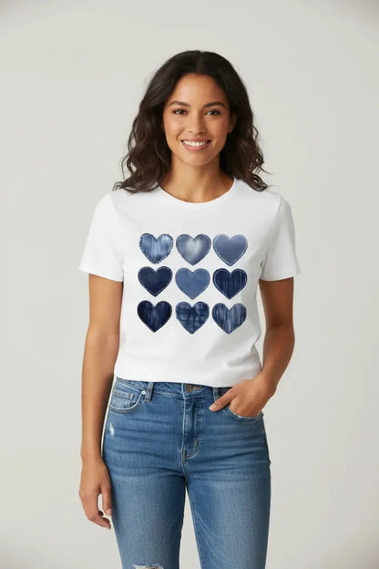 Modelo feminina camiseta coracõezinhos jeans estúdio