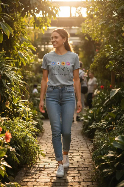 Modelo feminina camiseta cinza Bloom Like a Flower jardim botânico