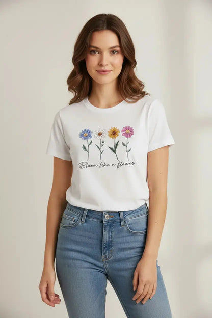 Modelo feminina camiseta branca Bloom Like a Flower estúdio
