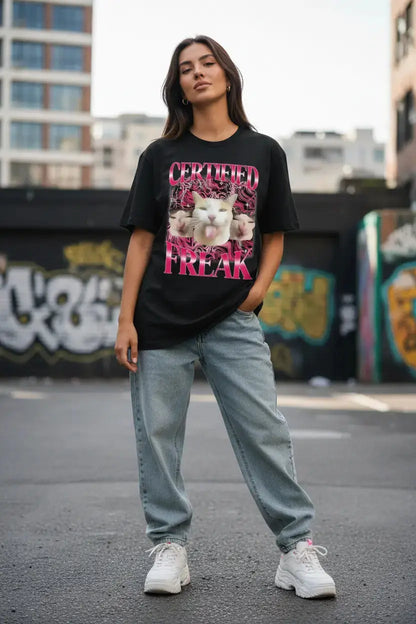 Modelo feminina camiseta preta Certified Freak rua