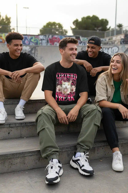Modelo masculino camiseta preta Certified Freak skate park