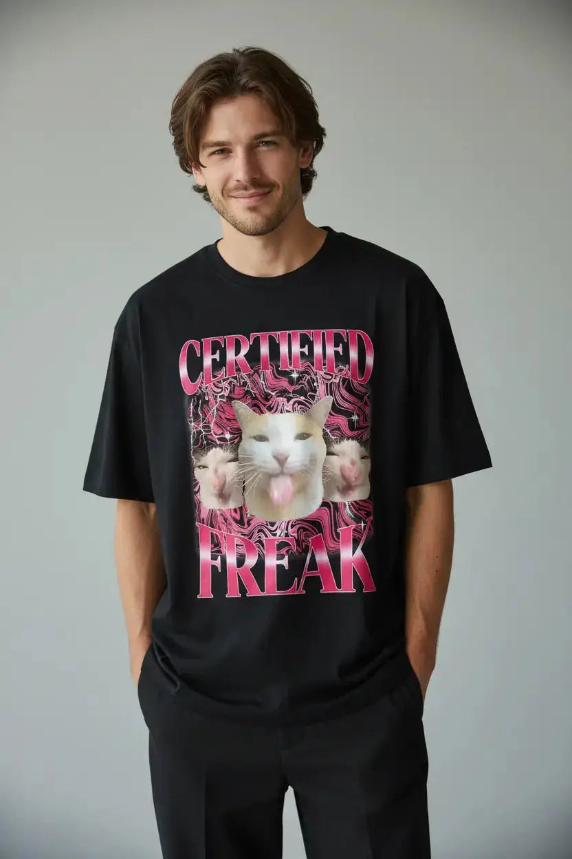 Modelo masculino camiseta preta Certified Freak estúdio