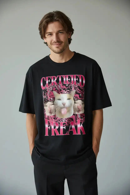 Modelo masculino camiseta preta Certified Freak estúdio
