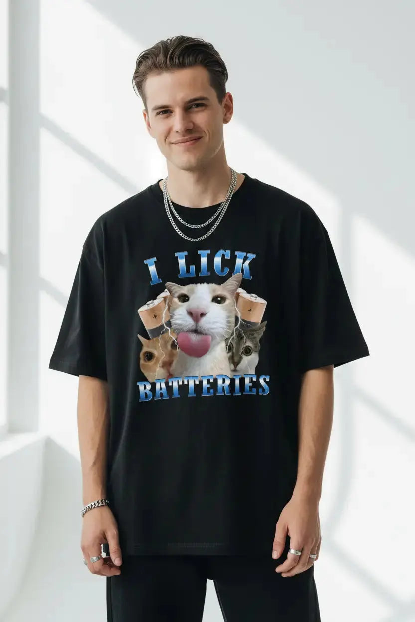 Modelo masculino camiseta preta I Lick Batteries estúdio