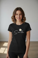 Modelo feminina camiseta preta Smile margarida