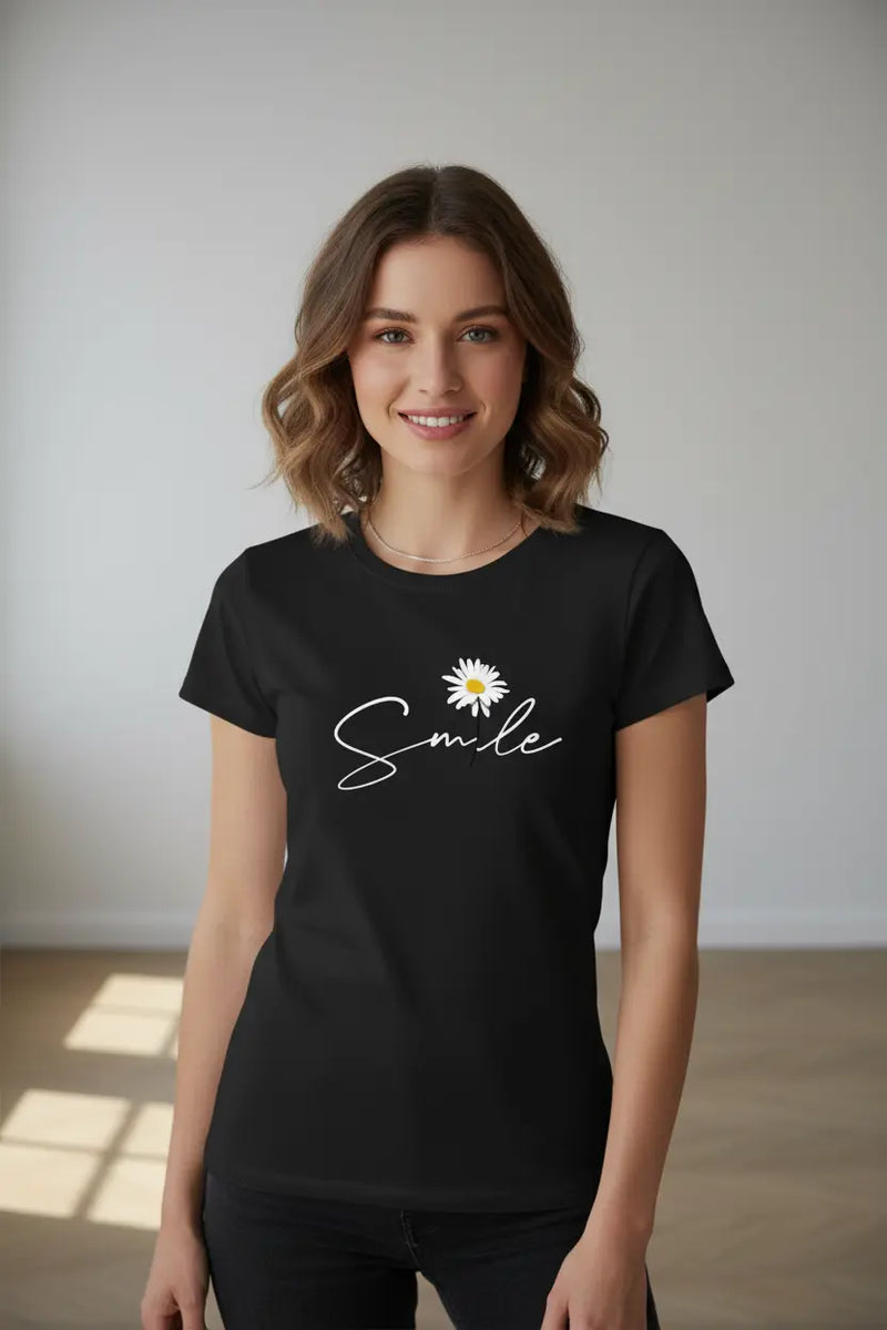 Modelo feminina camiseta preta Smile margarida