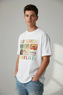 Modelo masculino com camiseta branca Old School Playlist