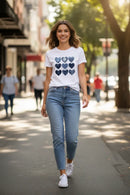 Modelo feminina camiseta coracõezinhos jeans rua