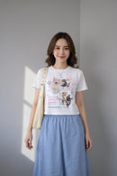 Modelo feminina usando camiseta branca kawaii cats com gatinhos e texto japonês