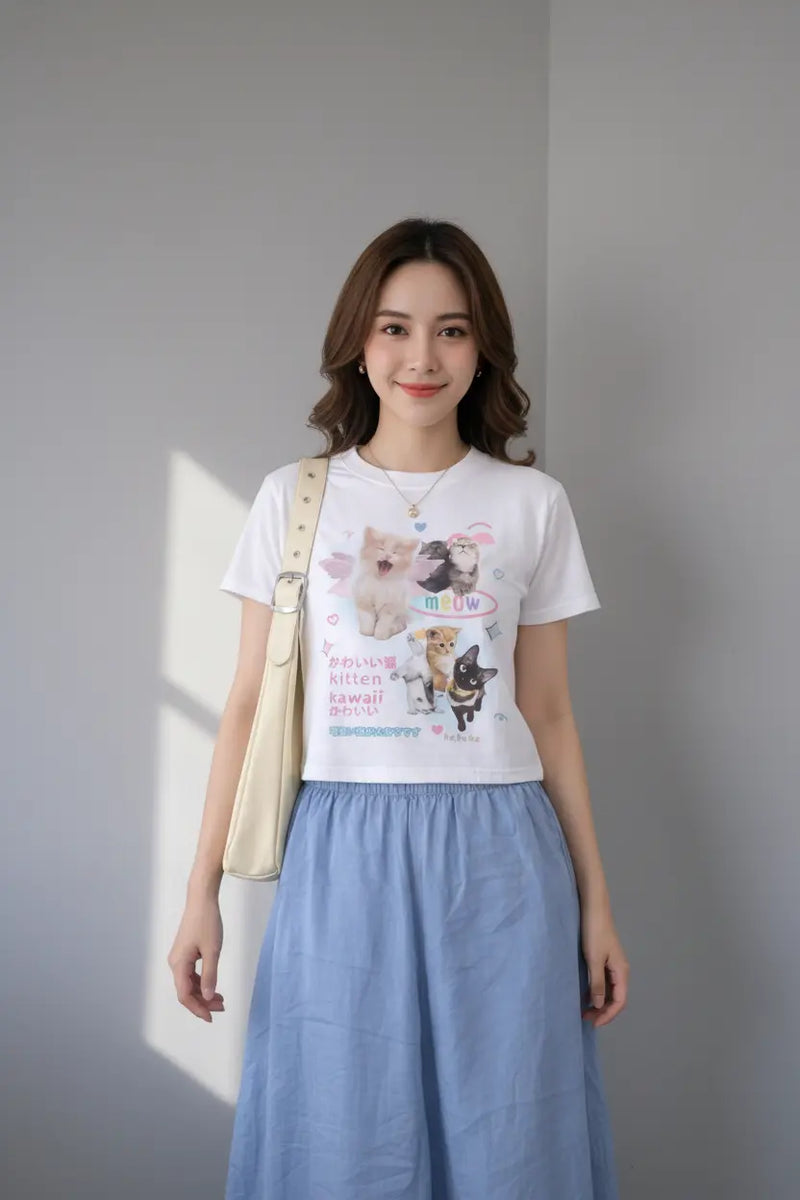 Modelo feminina usando camiseta branca kawaii cats com gatinhos e texto japonês