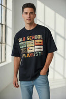 Modelo masculino com camiseta preta Old School Playlist
