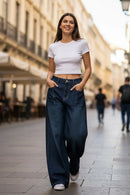 Modelo feminina wide leg jeans azul rua