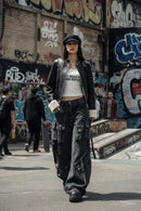 Modelo feminina cargo pants preto rua