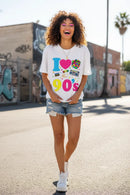 Modelo feminina camiseta branca I Love the 90s