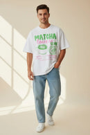 Modelo masculino usando camiseta branca Matcha Lovers Club