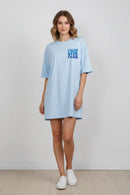 Modelo feminina com camiseta azul Faith Over Fear frente