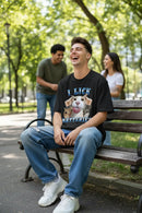 Modelo masculino camiseta preta I Lick Batteries parque