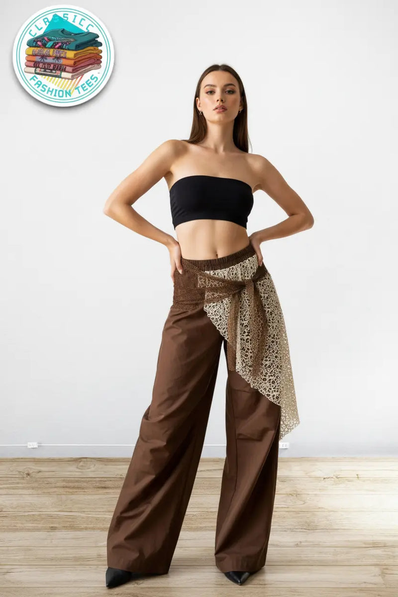 Modelo feminina calça marrom renda estúdio frente