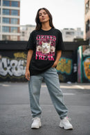 Modelo feminina camiseta preta Certified Freak rua