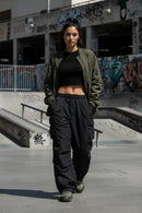 Modelo feminina cargo preto skate park