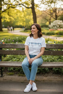 Modelo feminina camiseta One Day at a Time parque