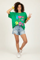 Modelo feminina camiseta verde I Love the 90s