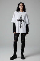 Modelo feminina com camiseta branca cruz de espinhos