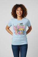 Modelo feminina camiseta azul claro Back to the 90s