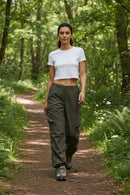 Modelo feminina cargo verde militar natureza