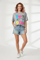 Modelo feminina camiseta cinza I Love the 90s