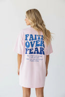 Modelo feminina com camiseta rosa Faith Over Fear costas